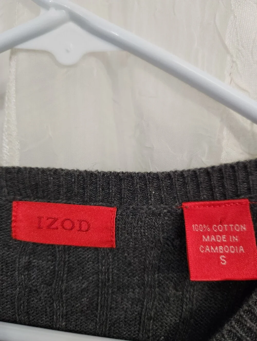 Izod Men's Gray V-Neck Cable Knit Sweater